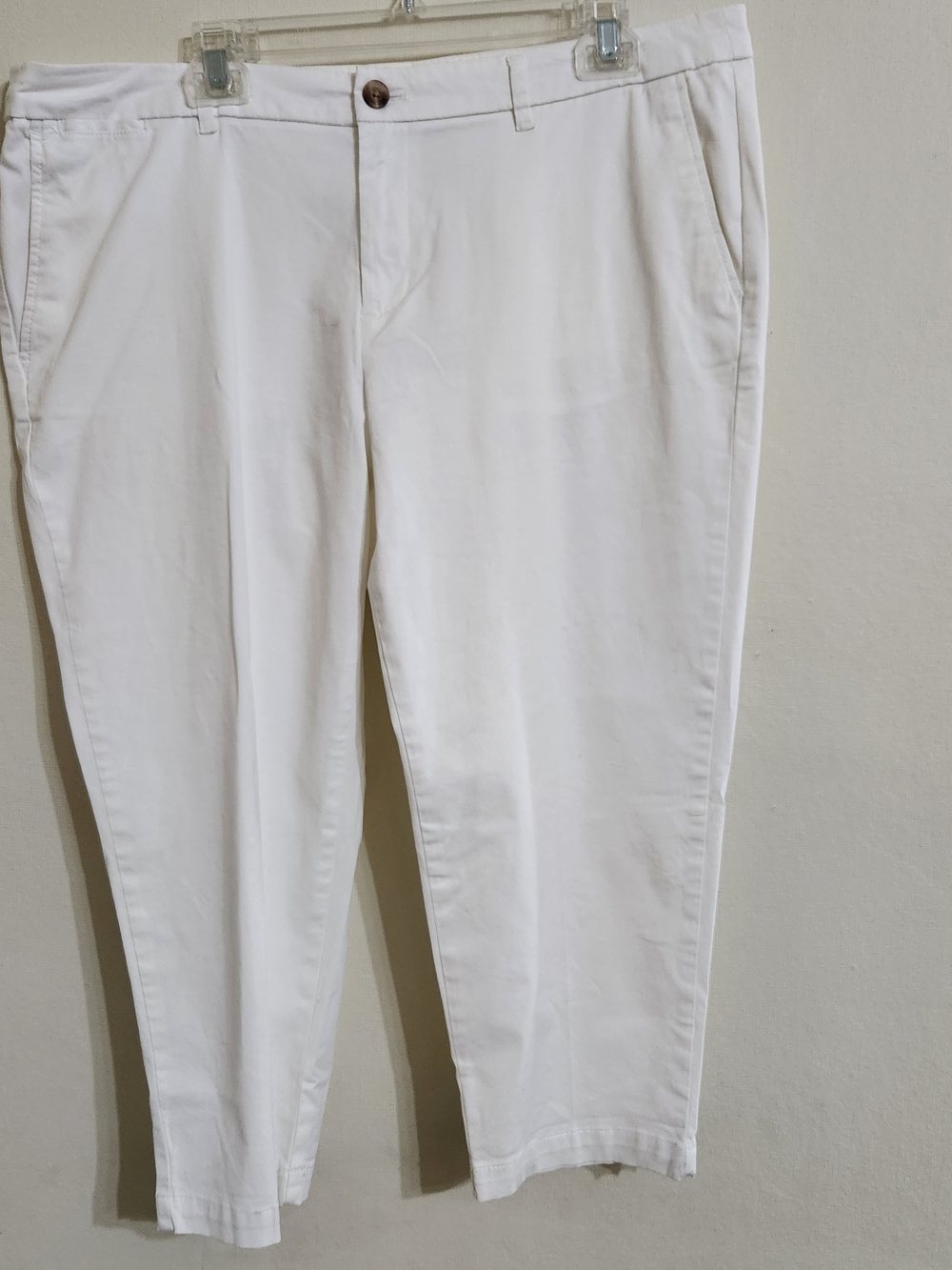 Faded Glory White Capris
